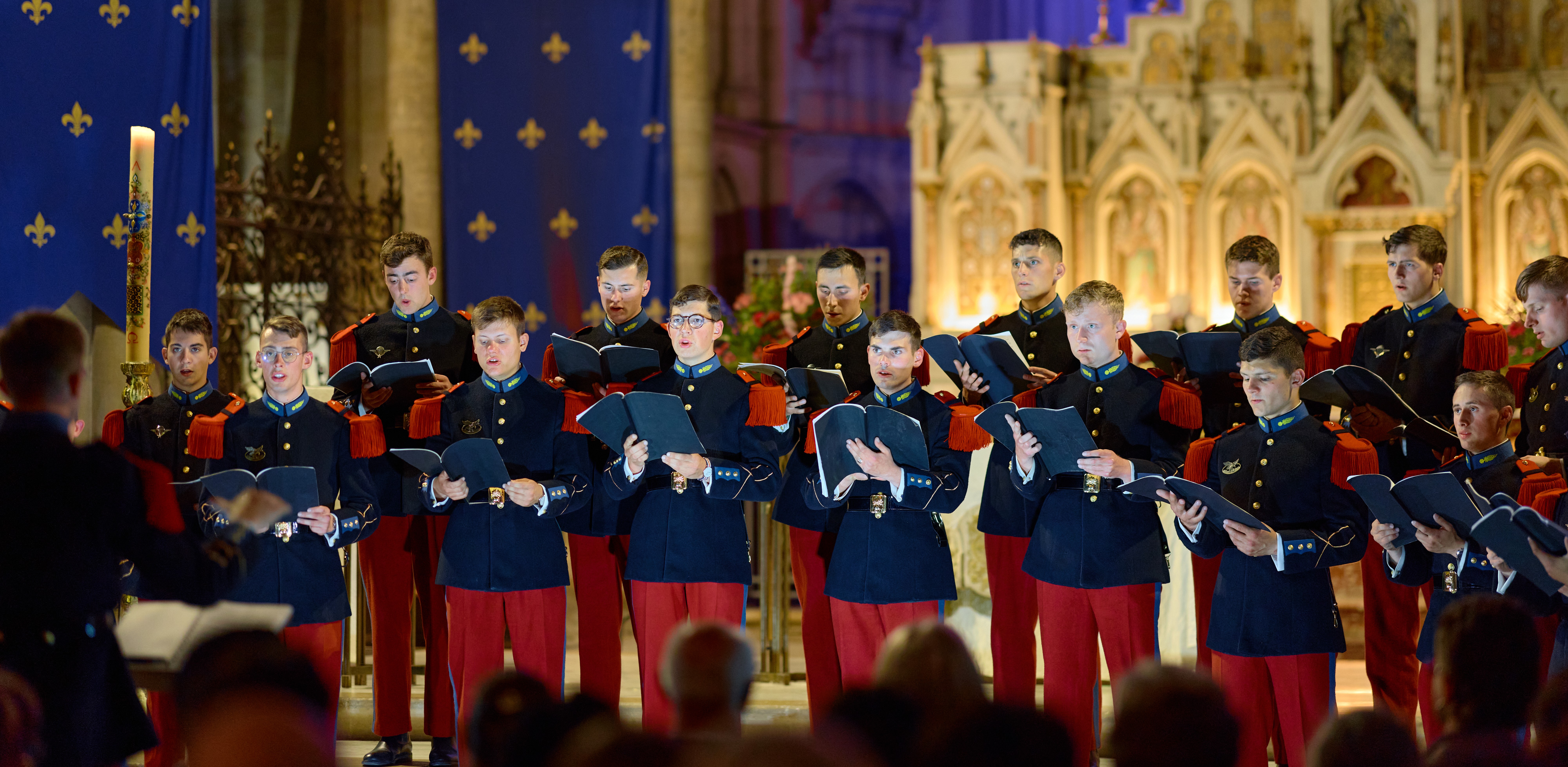 Le Chœur de Saint-Cyr en concert dans une cathédrale gothique